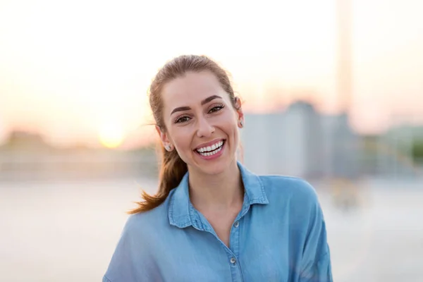 Retrato Uma Menina Telhado Desfrutando Pôr Sol — Fotografia de Stock