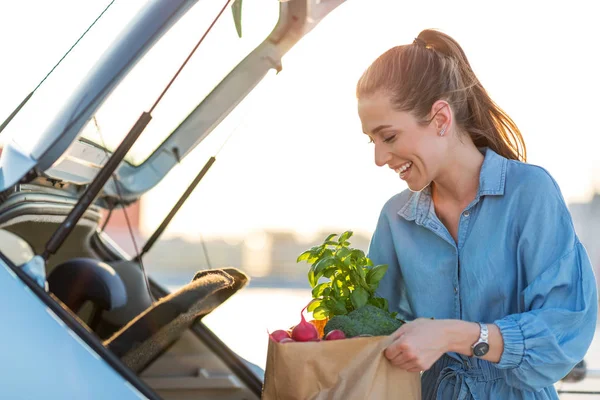 Giovane Donna Nel Parcheggio Portando Generi Alimentari — Foto Stock