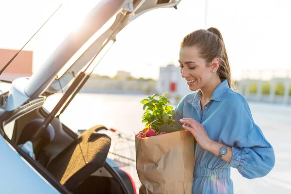 Giovane Donna Nel Parcheggio Portando Generi Alimentari — Foto Stock