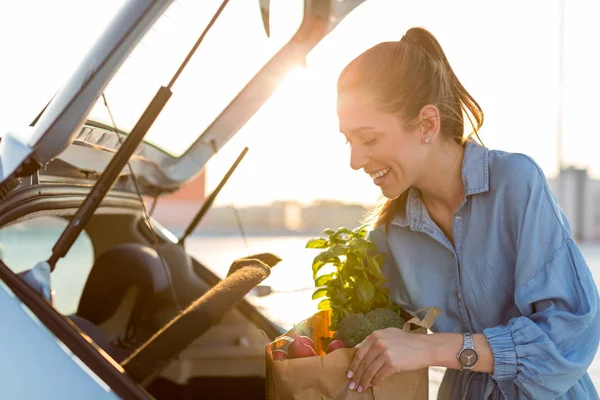 Jovem Mulher Parque Estacionamento Transportando Mantimentos — Fotografia de Stock