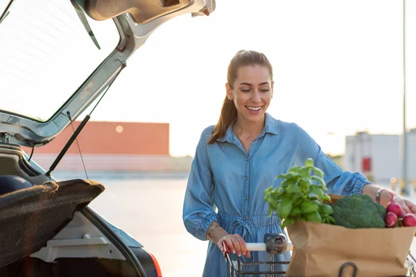 Jovem Mulher Parque Estacionamento Transportando Mantimentos — Fotografia de Stock