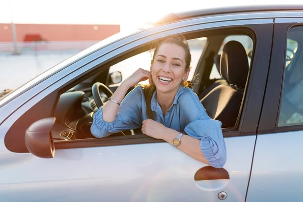 Donna Che Viaggia Auto — Foto Stock