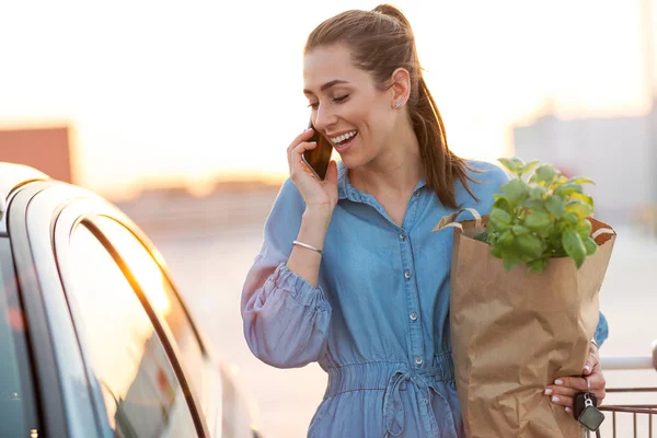 Jovem Mulher Parque Estacionamento Transportando Mantimentos — Fotografia de Stock