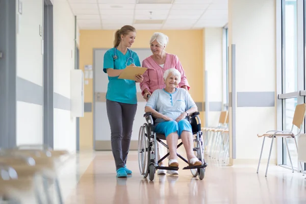 Femme Âgée Fauteuil Roulant Avec Fille Son Infirmière — Photo