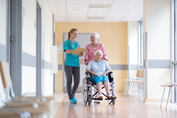 娘と看護師と一緒に車椅子に乗った高齢女性 — ストック写真