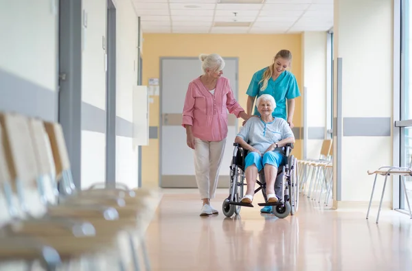 Oudere Vrouw Rolstoel Met Haar Dochter Verpleegkundige — Stockfoto