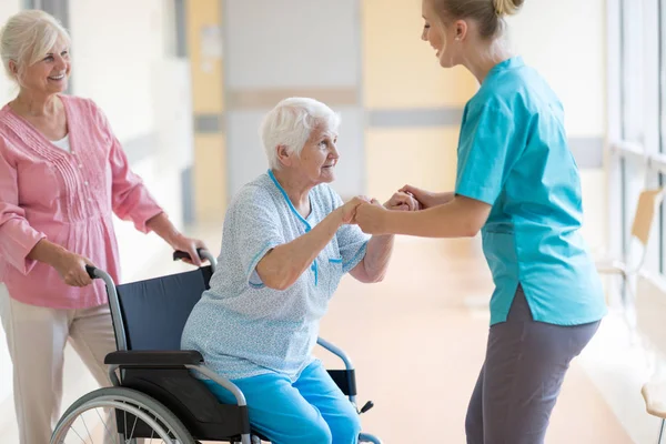 Ηλικιωμένη Γυναίκα Αναπηρικό Αμαξίδιο Την Κόρη Και Την Νοσοκόμα Της — Φωτογραφία Αρχείου