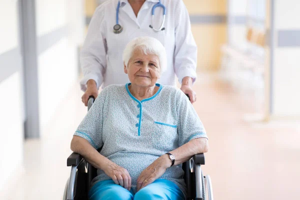 Hastanede Doktor Ile Tekerlekli Sandalyede Yaşlı Kadın — Stok fotoğraf
