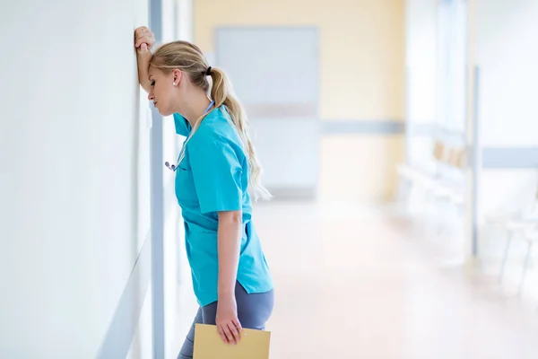 Vermoeide Vrouwelijke Verpleegkundige Hospital Corridor — Stockfoto