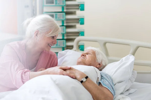 Dochter Bezoekt Haar Senior Moeder Het Ziekenhuis — Stockfoto