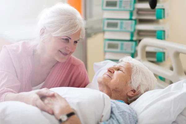 Dochter Bezoekt Haar Senior Moeder Het Ziekenhuis — Stockfoto