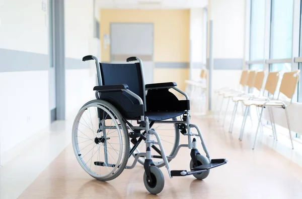Cadeira Rodas Vazia Corredor Hospitalar — Fotografia de Stock