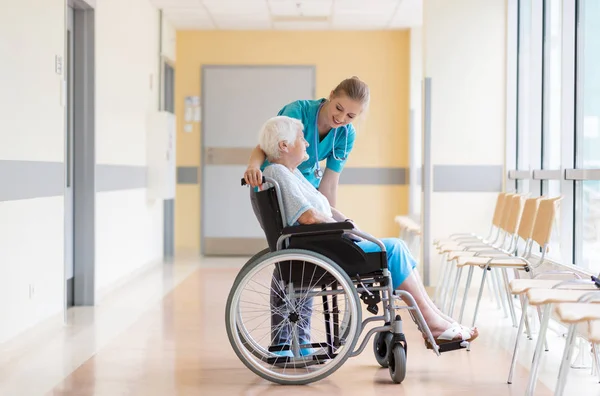 病院で看護師と車椅子のシニア女性 — ストック写真
