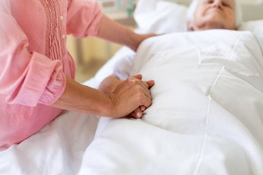 Kızı hastanede onun üst düzey annesi ziyaret