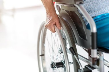 Tekerlekli sandalyede oturan tanınmayan yaşlı kişi
