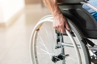 Tekerlekli sandalyede oturan tanınmayan yaşlı kişi