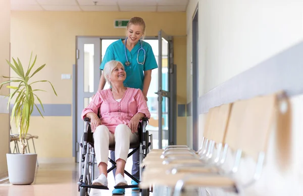 Femme Âgée Fauteuil Roulant Avec Infirmière Hôpital — Photo