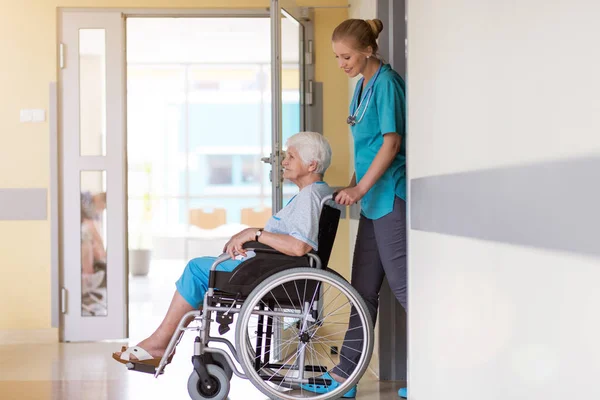 Mulher Idosa Cadeira Rodas Com Enfermeira Hospital — Fotografia de Stock