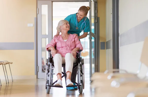 坐在轮椅上的老年妇女 医院内有护士 — 图库照片