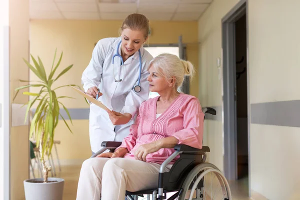 Mujer Mayor Silla Ruedas Con Enfermera Hospital — Foto de Stock