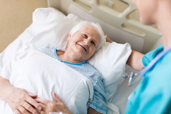 Senior Patient Och Sjuksköterska Sjukhus — Stockfoto