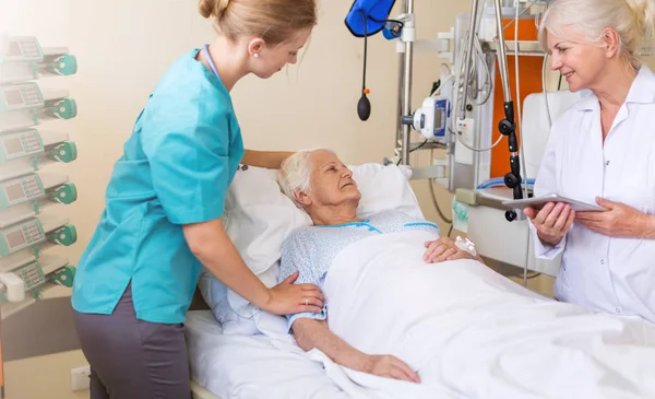 Senior Patient Sjukhussäng — Stockfoto