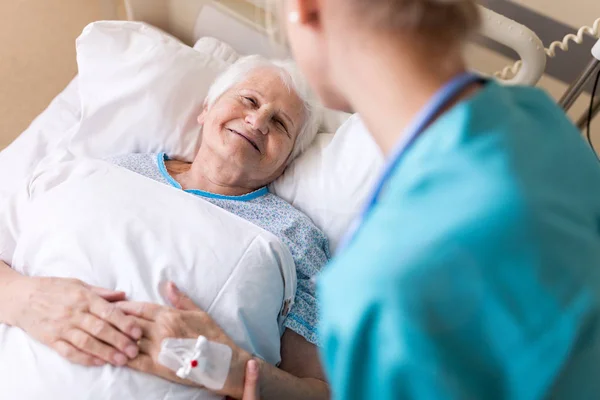 Senior Patiënt Verpleegkundige Het Ziekenhuis — Stockfoto