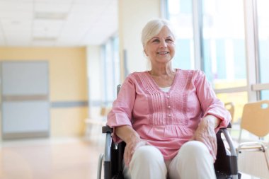 Tekerlekli sandalyesinde oturan yaşlı kadın 