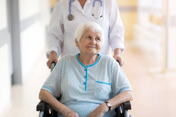 Hastanede Doktor Ile Tekerlekli Sandalyede Yaşlı Kadın — Stok fotoğraf