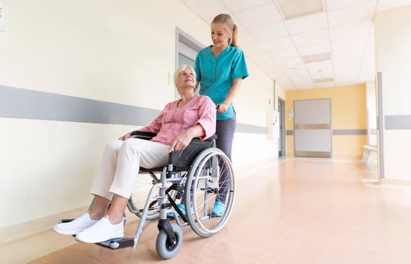 Seniorin Rollstuhl Mit Krankenschwester Krankenhaus — Stockfoto