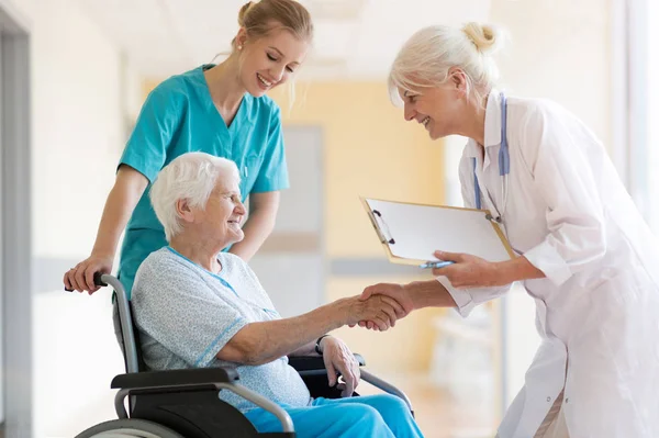 Seniorin Sitzt Rollstuhl Krankenhaus — Stockfoto