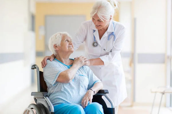 Donna Anziana Sedia Rotelle Con Medico Ospedale — Foto Stock