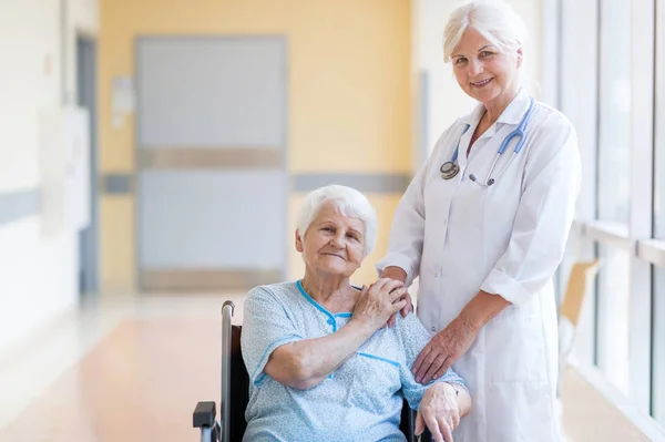 坐轮椅的资深妇女在医院与医生 — 图库照片