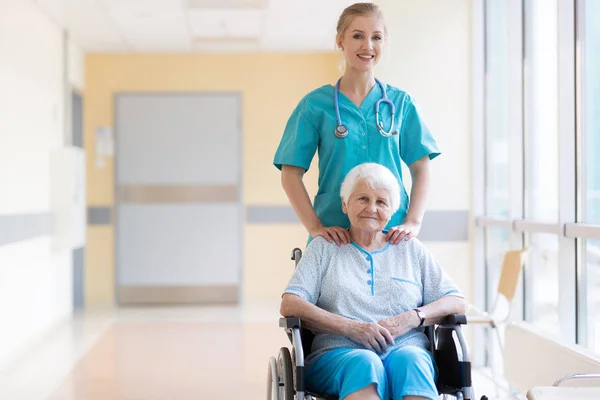 Senior Vrouw Rolstoel Met Verpleegster Ziekenhuis — Stockfoto