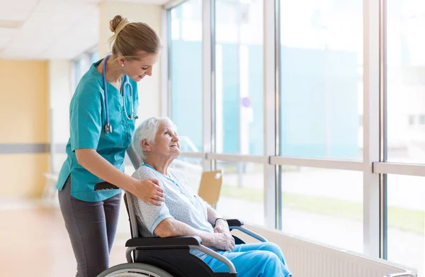 Senior Vrouw Rolstoel Met Verpleegster Ziekenhuis — Stockfoto