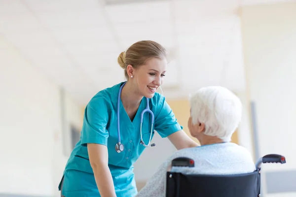 Senior Vrouw Rolstoel Met Verpleegster Ziekenhuis — Stockfoto