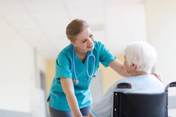 Senior Vrouw Rolstoel Met Verpleegster Ziekenhuis — Stockfoto