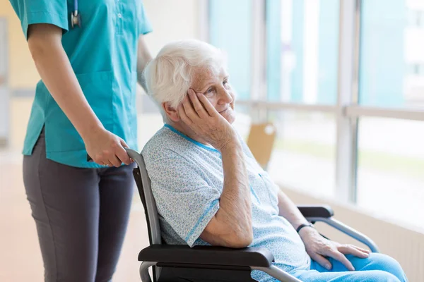 Senior Vrouw Rolstoel Met Verpleegster Ziekenhuis — Stockfoto