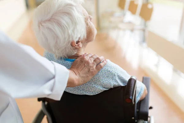 Senior Vrouw Een Rolstoel Met Arts Het Ziekenhuis — Stockfoto