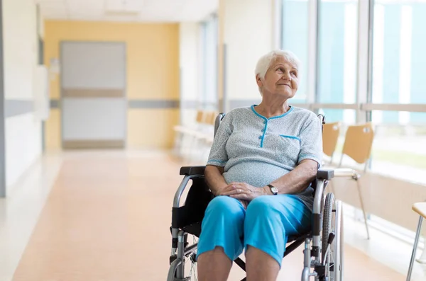 Retrato Una Anciana Sentada Silla Ruedas —  Fotos de Stock