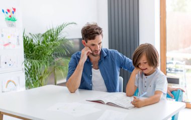 Baba ve oğul evde birlikte ödev