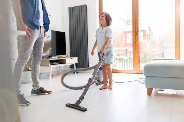 Junge Staubsaugt Boden Während Vater Hause Steht — Stockfoto