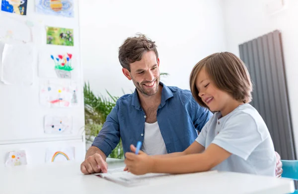 Vater Und Sohn Machen Gemeinsam Hausaufgaben Hause — Stockfoto