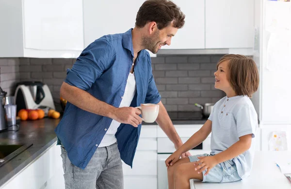 Pai Filho Cozinha — Fotografia de Stock