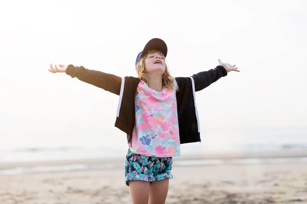 Glückliches Kleines Mädchen Mit Erhobenen Armen Strand Auf Texel Holland — Stockfoto