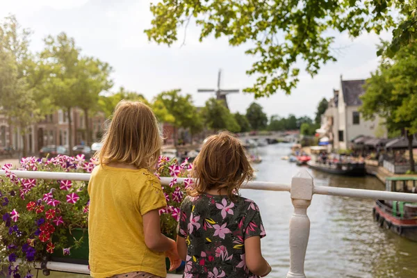 Hátulnézet Két Kislány Nézett Kilátás Híd Dokkum Holland Stock Kép