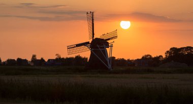 Gün batımında yel değirmeni, Friesland, Kuzey Hollanda