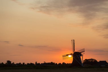 Gün batımında yel değirmeni, Friesland, Kuzey Hollanda