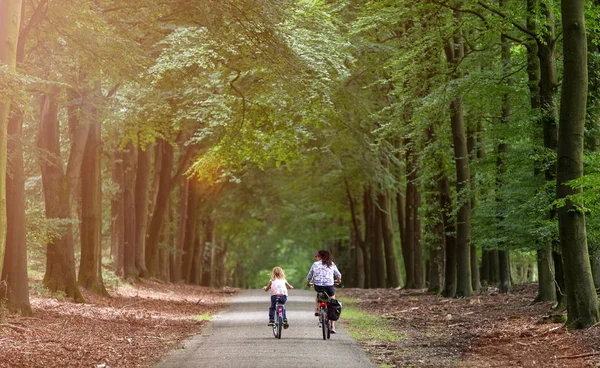オランダで母親とサイクリングする少女 — ストック写真