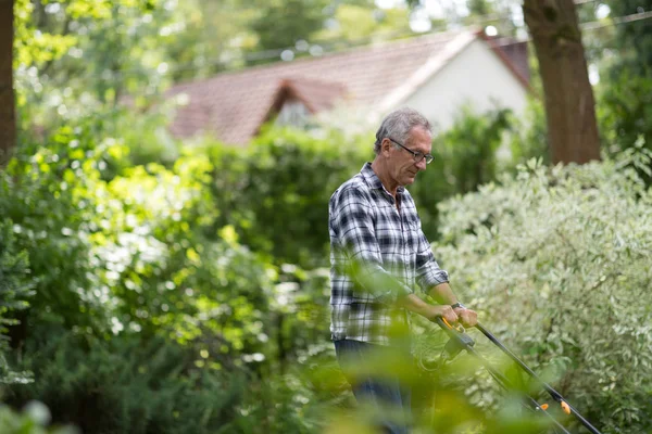 Älterer Mann Mäht Den Rasen — Stockfoto